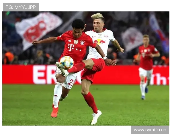 拜仁防线站位混乱、回防脱节，表面稳固难掩防守隐患